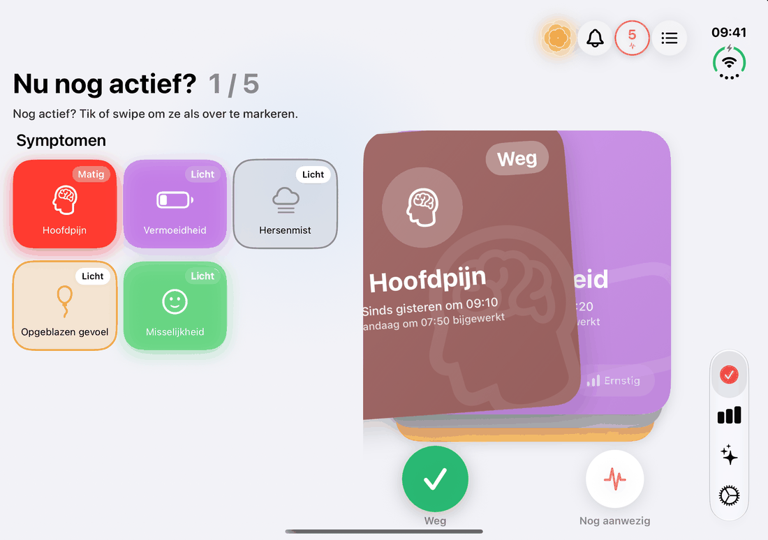 De dagelijkse symptoomcheck op de opengeklapte iPhone Duo: kaarten om te swipen naast de actieve symptomen